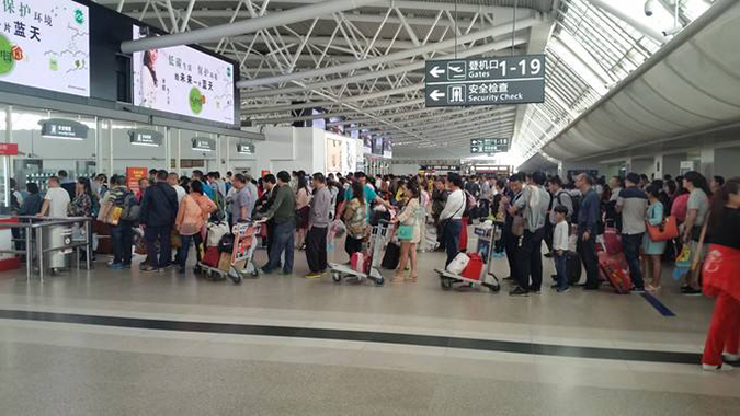 科技成果亮相春運(yùn)安檢現(xiàn)場(chǎng)，人臉識(shí)別與掃碼齊上陣