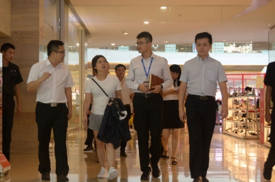 廣東歌舞劇院創(chuàng)作室編導(dǎo)、國(guó)家一級(jí)導(dǎo)演黃盈到河源市商業(yè)中心考察指導(dǎo)