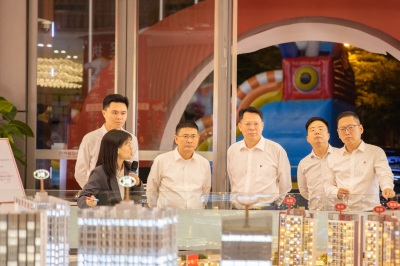 遂川縣委副書記、縣長羅剛到堅基集團調硏